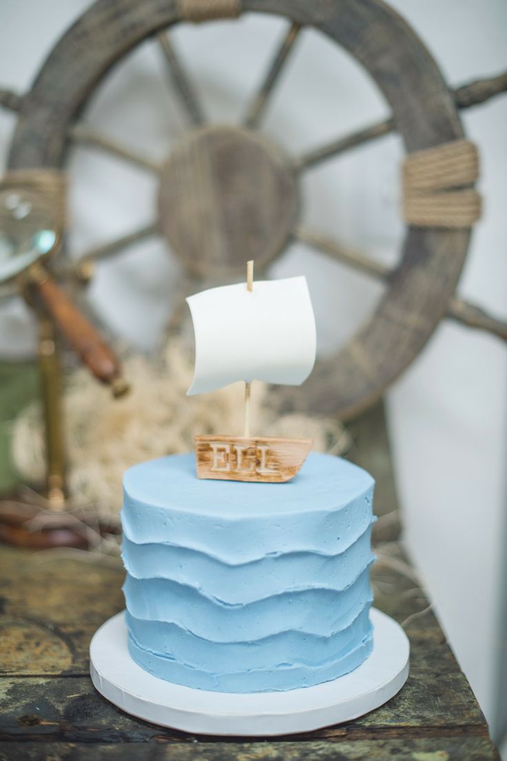 Свадебный торт с декором в виде кораблика