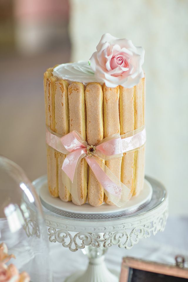 Свадебный торт, украшенный лентой