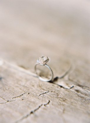 Кольцо с крупным камнем