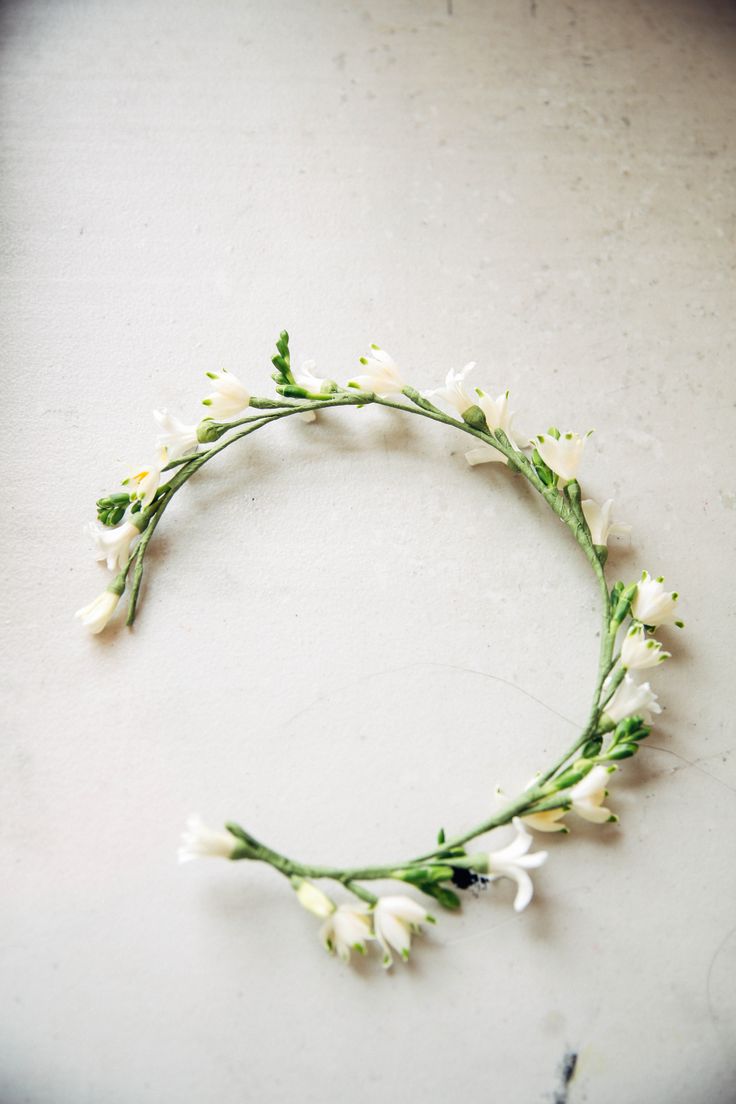 Венок из мелких цветов - аксессуар на голову для невесты