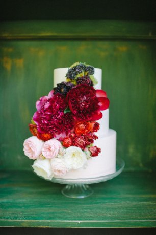 Свадебный торт с цветочной композицией