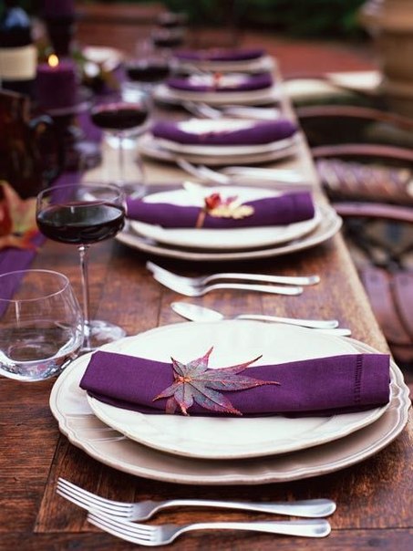 Сервировка стола: салфетки, декорированные листьями
