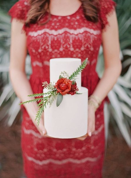 Свадебный торт с лаконичным цветочным оформлением