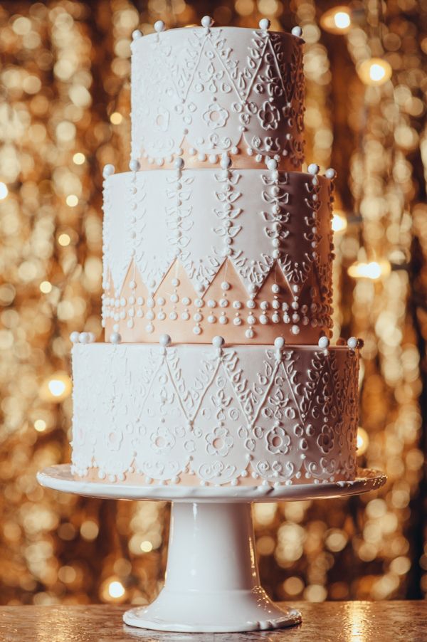 Свадебный торт с изящным оформлением