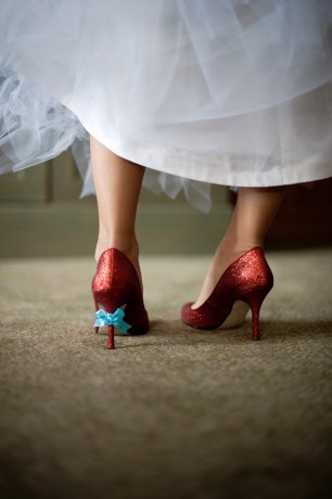Туфли невесты с игривым украшением на каблуке