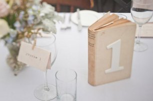 Номер стола на книге