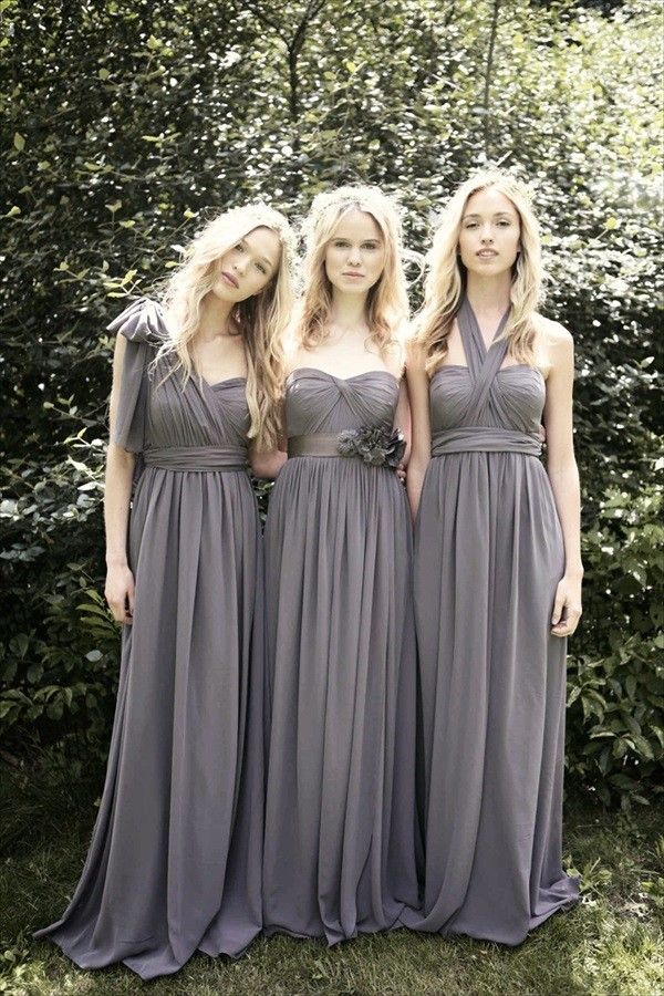 Три девушки в платьях