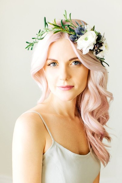Интересные детали образа невесты: венок из крупных цветов и розовый оттенок волос