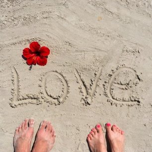 Детали свадебной фотосессии на пляже