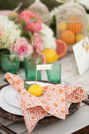 Сервировка стола: банкетная карточка на мандарине