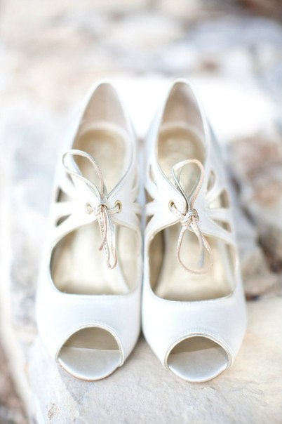 Туфли невесты со шнуровкой