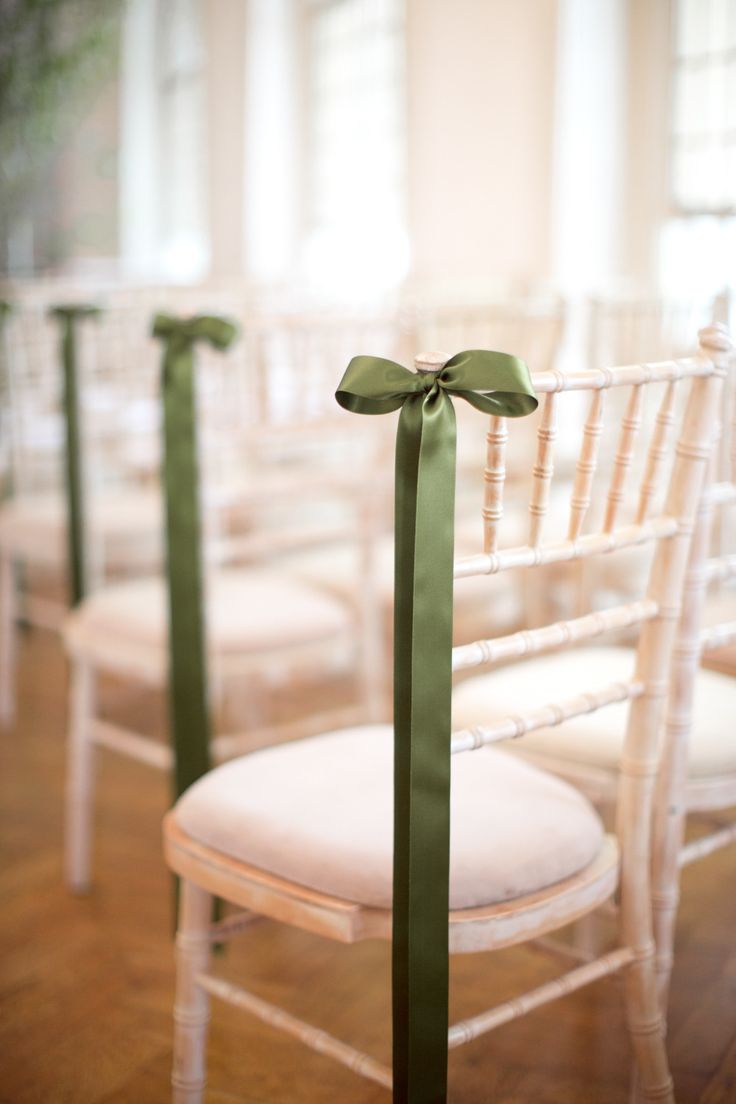 декор стульев на свадьбу лентами