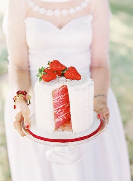 Невеста с клубничным тортом