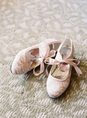 Туфли невесты с кружевной отделкой