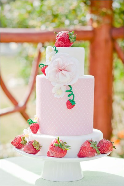 Клубничный свадебный торт