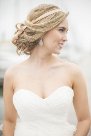 Прическа невесты с лентой