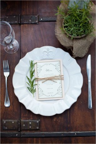 Сервировка стола с растительным декором