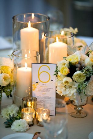 Номер стола в окружении свечей и цветов