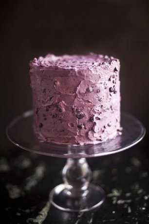 Свадебный торт с черникой