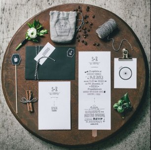 Приглашения на подносе