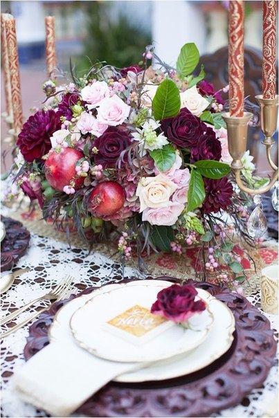 Оформление стола цветами и свечами