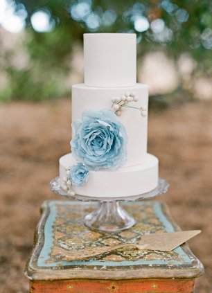 Свадебный торт с крупным цветком