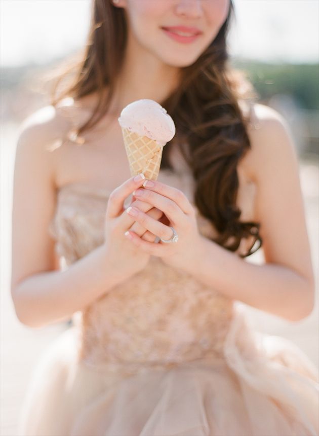 Деталь свадебной фотосессии - мороженое