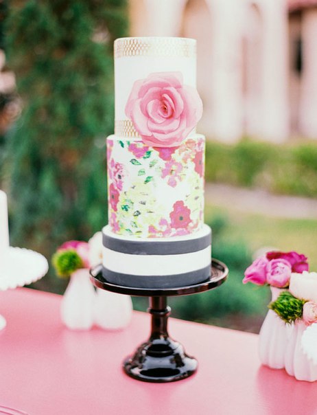Свадебный торт с разными рисунками на ярусах