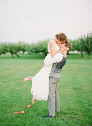 Фотосессия молодоженов на природе