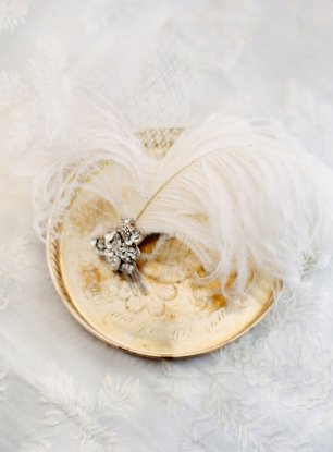 Декор с перьями