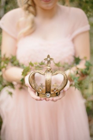 Деталь фотосессии - корона