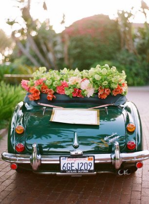 Автомобиль, украшенный цветами