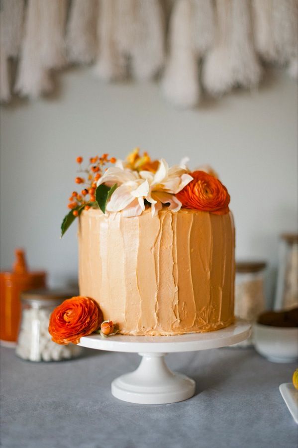 Свадебный торт, украшенный цветами