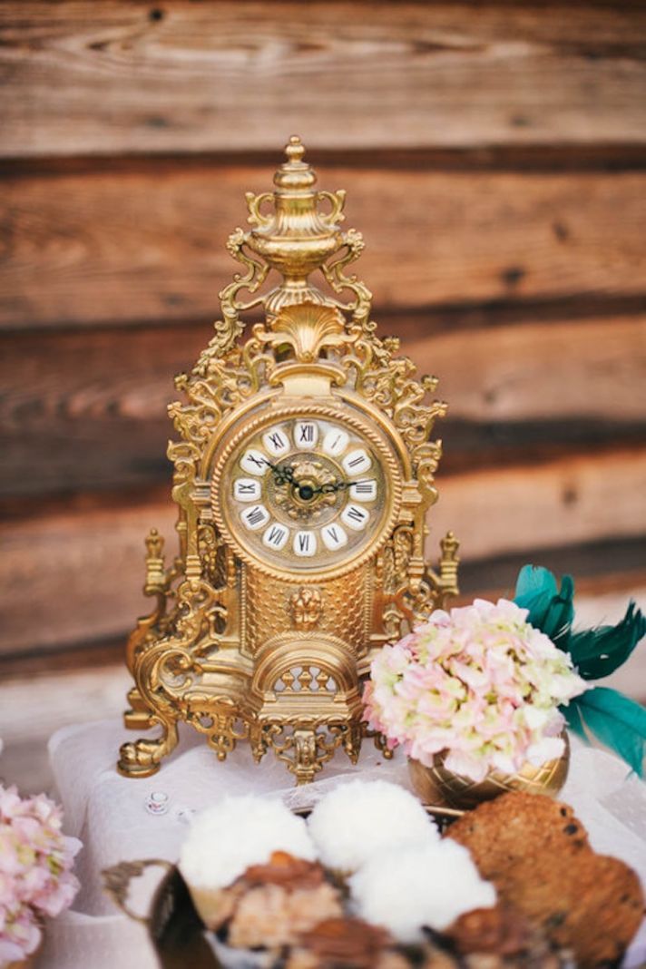 Винтажные часы - декор на свадьбе