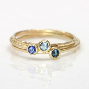 Обручальное кольцо с голубыми камнями
