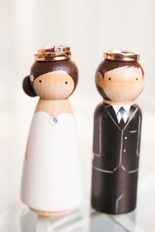 Кольца на фигурках молодоженов