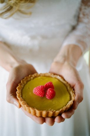 Пирожное в руках невесты