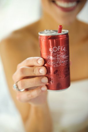 Напиток в руках невесты