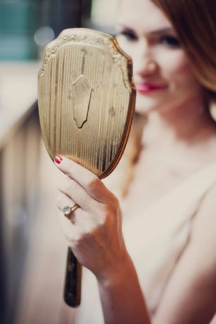 Невеста с винтажным зеркалом