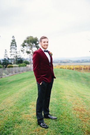 Образ жениха: бархатный пиджак и классические брюки