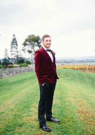жених в красном бархатном пиджаке