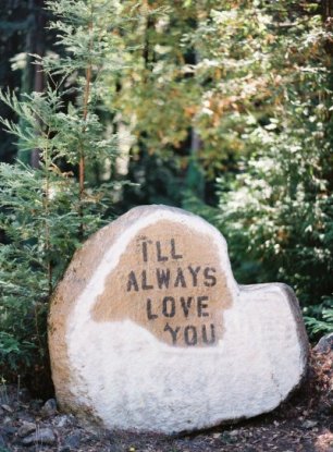 Декор места бракосочетания - большой камень с романтичной надписью