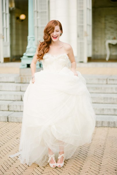Невеста в платье с пышной юбкой