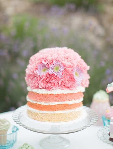 Свадебный торт, украшенный цветочной композицией