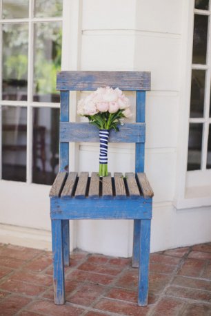 Букет на деревянном стуле