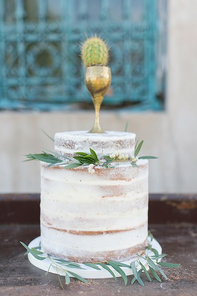 Свадебный торт, украшенный кактусом