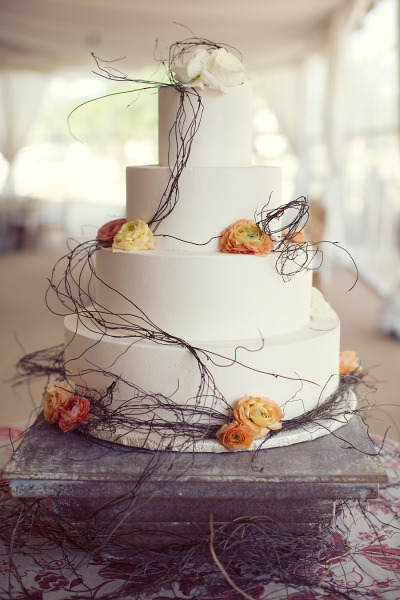 Свадебный торт с декором из веток