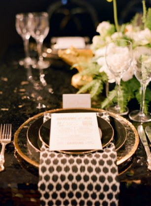 Салфетка с принтом в сервировке стола