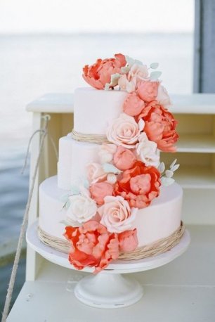 Свадебный торт с цветочной композицией