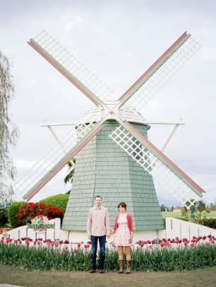 Молодожены на фоне ветряной мельницы